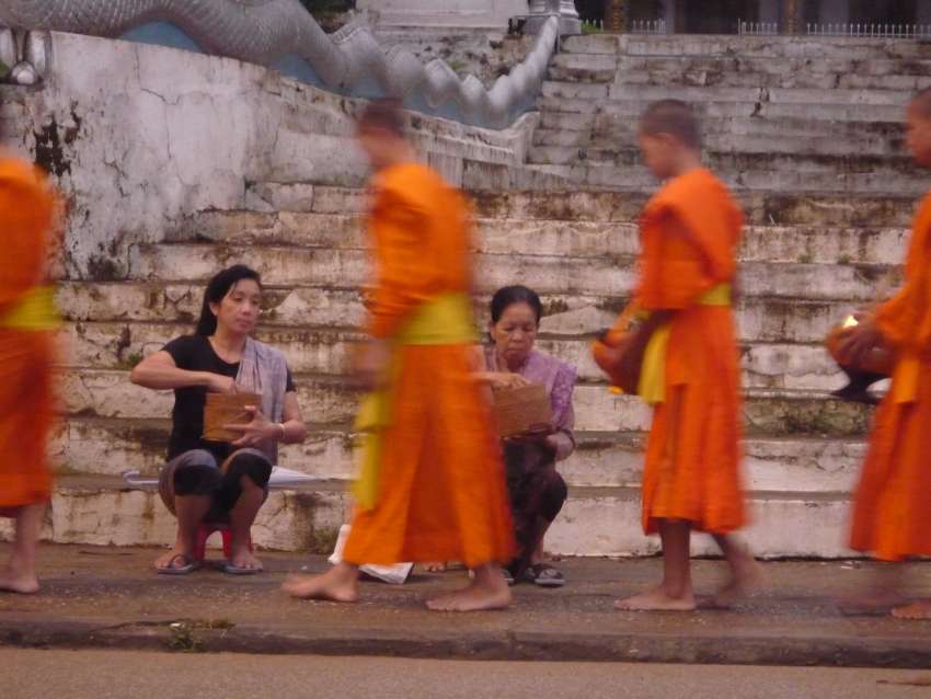 In Luang Prabang in Laos delen de bewoners elke dag weer hun voedsel met de monniken. <br>