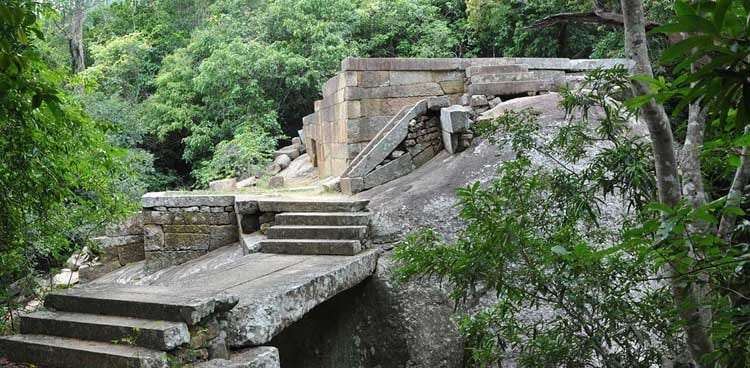 De ruines van het Ritigale klooster liggen verscholen in de jungle<br>