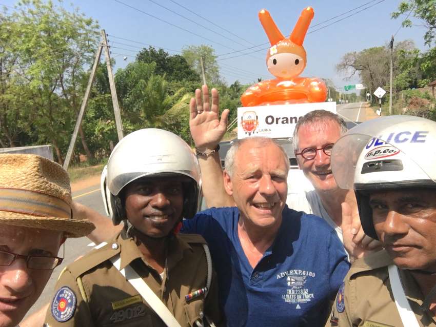 Sommige deelnemers doen er alles aan om op te vallen. Maak jij ook een selfie met de Sri Lankaanse politie tijdens je groepsreis?