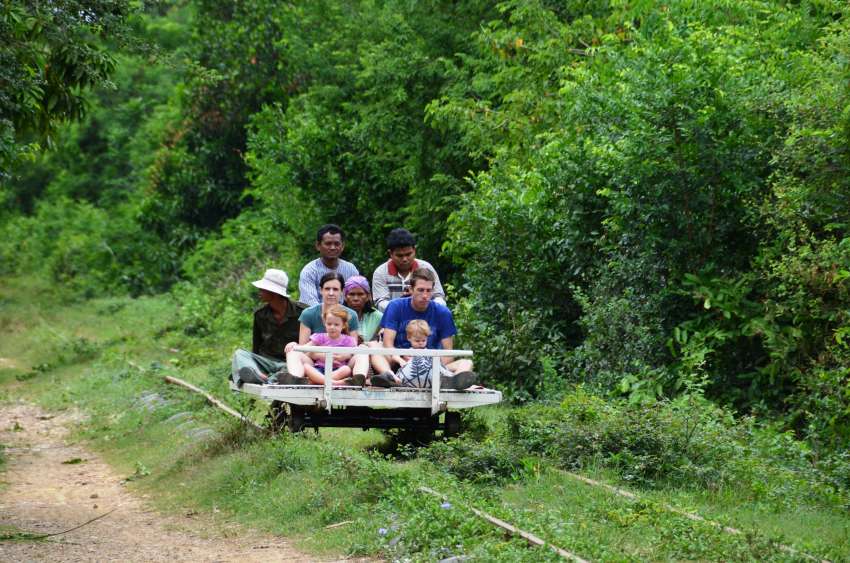 Een avontuurlijke rit op een bamboetrein bij Battambang