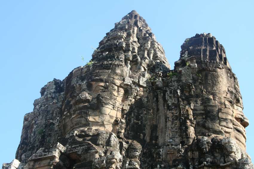In Cambodja bezoek je in de buurt van Siem Reap Angkor Wat, daar tref je deze Boeddha koppen tempel aan, de Bayon, onderdeel van Angkor Tom.<br>