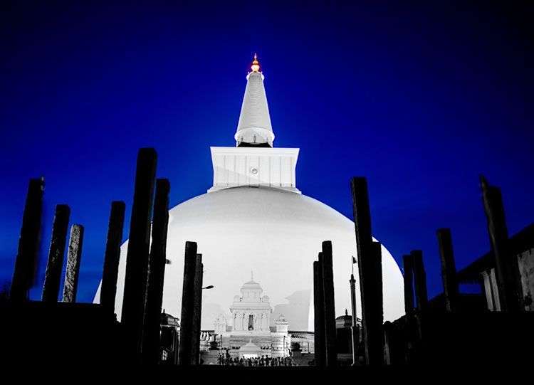 Prachtig verlichte stupa in de avond