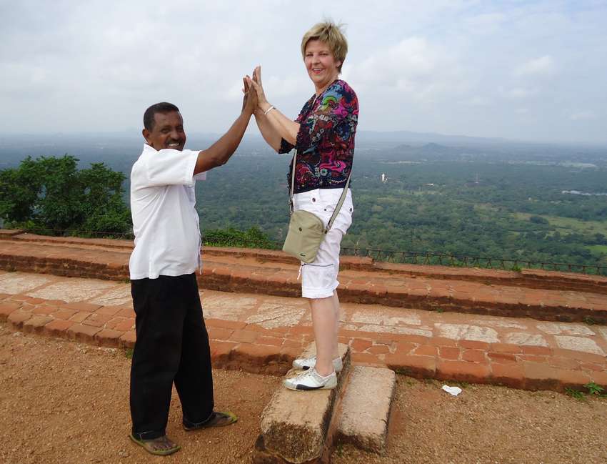 Een high five van je gids bovenop Sigiriya leeuwenrots!