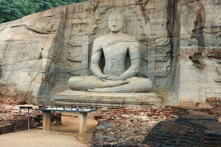 In de oude koningsstad Polonnaruwa tref je enorme Boeddha beelden aan in de granieten rotsblokken