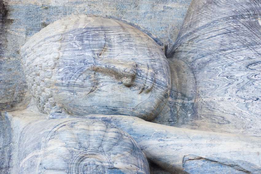 In Polonnaruwa in Sri Lanka tref je deze enorme reclining Buddha aan!