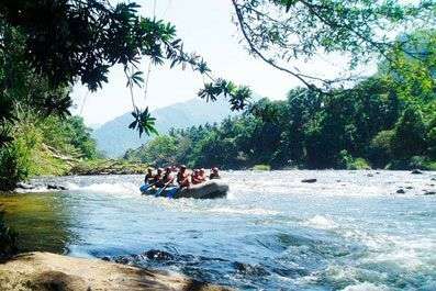 Raften op de rivier in Kitulgala<br>