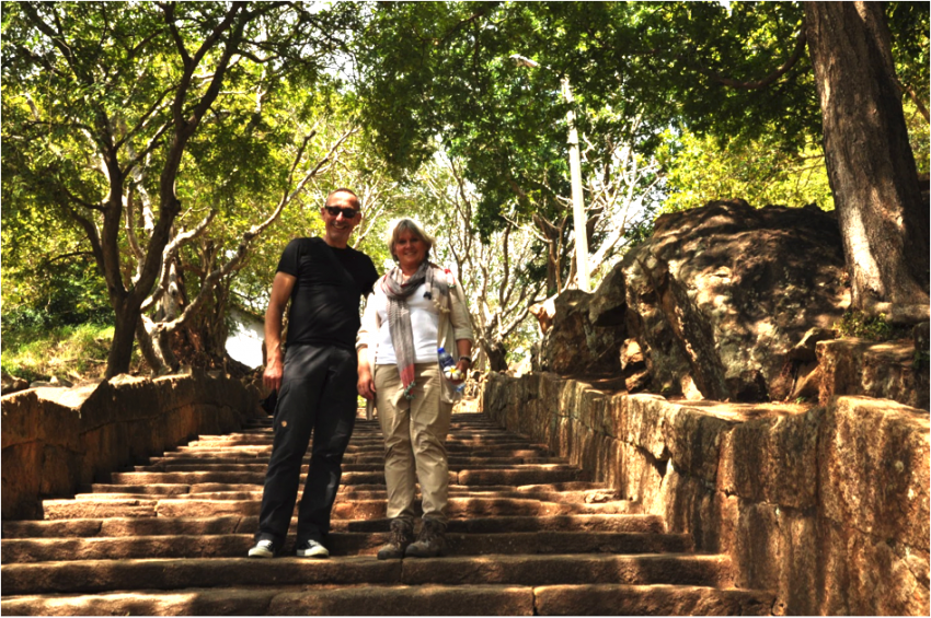 Sigiriya leeuwenrots beklim je grotendeels over eeuwenoude trappen door een rotstuin