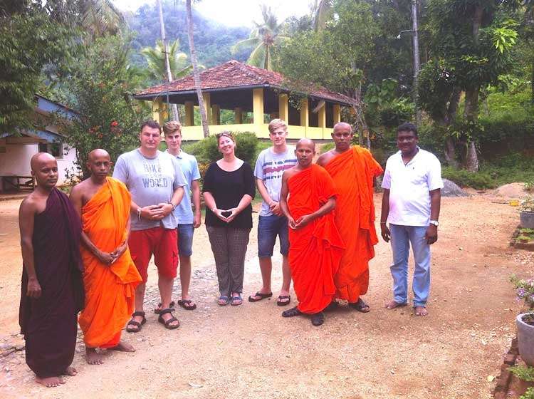 Ontmoeting met de monniken in 'ons' dorpje