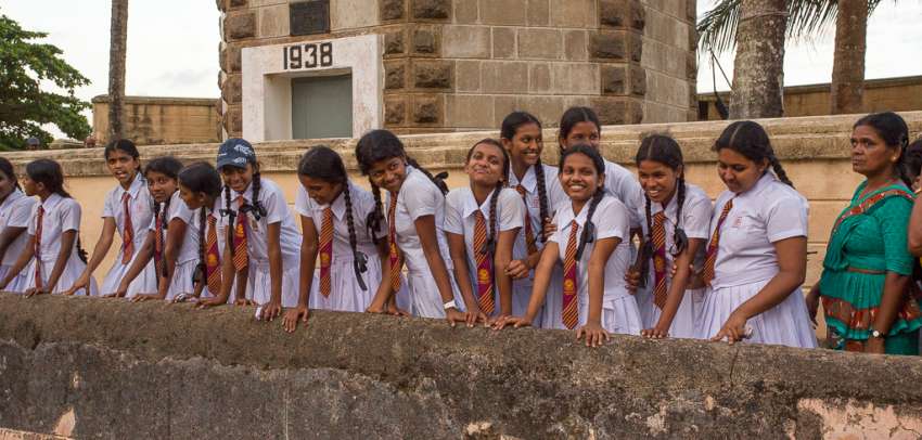 Ook veel scholen doen het sterfort in Galle aan tijdens hun reis door Sri Lanka