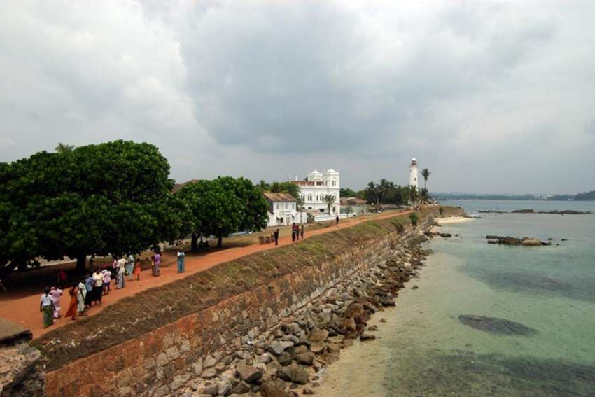 Je loopt over de muur van een echt Nederlands fort in Sri Lanka