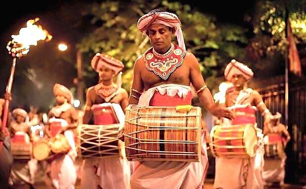 Kandy dansers tijdens de Kandy Perahera. Tijdens je rondreis bezoek je het festival.