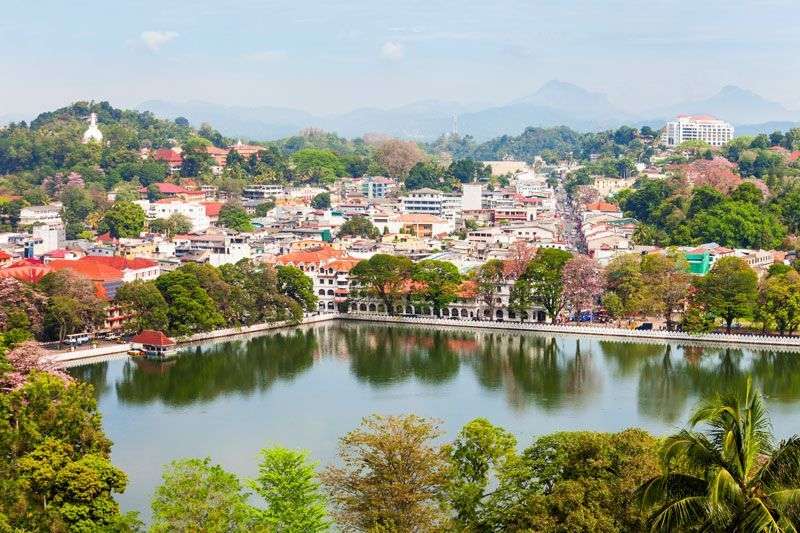 Rondom het meer van Kandy ligt het centrum met ook de belangrijkste tempel van het land<br>