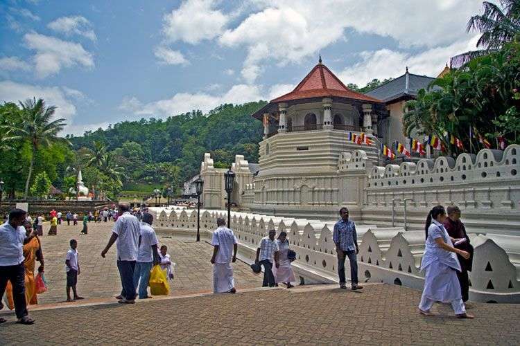 De Tempel van de Tand midden in Kandy