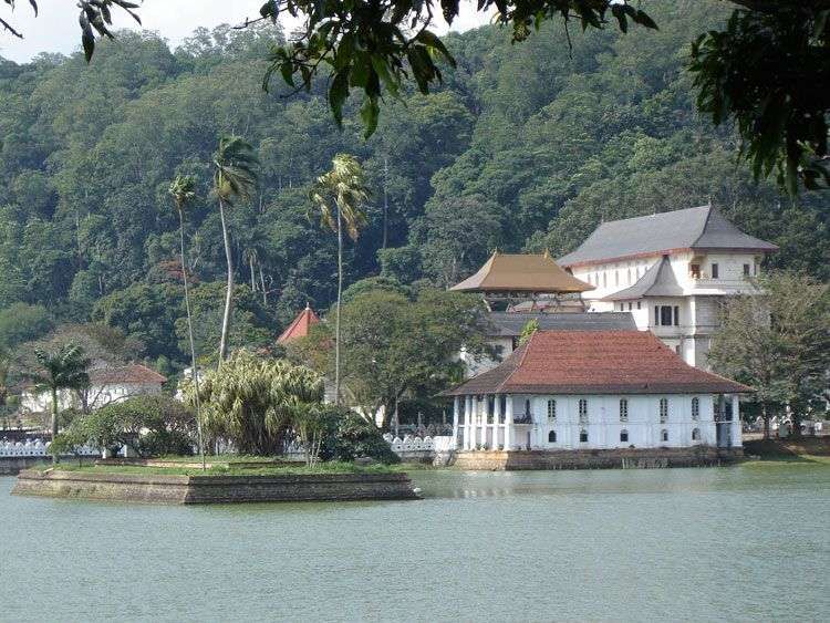 De Tempel van de Tand ligt aan het stadsmeer in Kandy