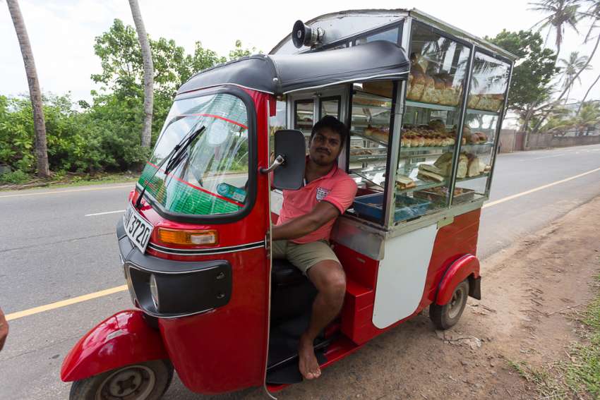 Ook de bakker heeft in Sri Lanka zijn eigen tuk-tuk