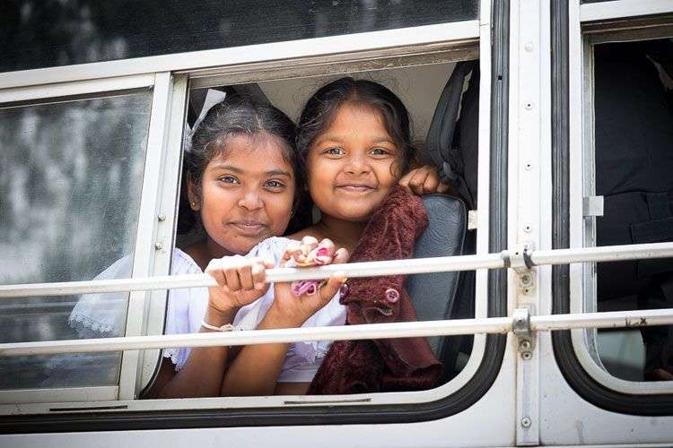 Ook op soort groepsreis... maar geen 60+ Een Sri Lankaanse schoolbus met vrolijke gezichten.