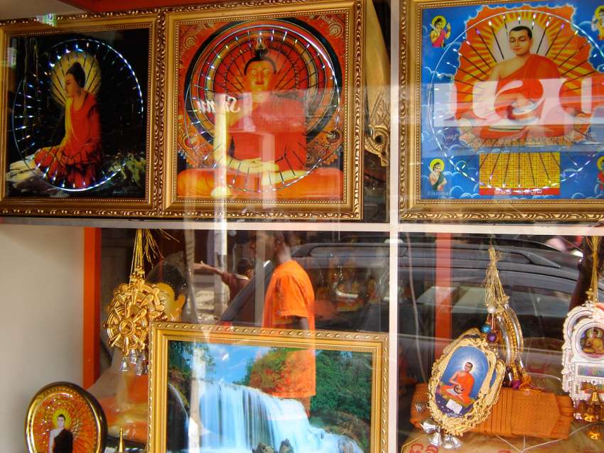 Boeddha shop onderweg in Sri Lanka