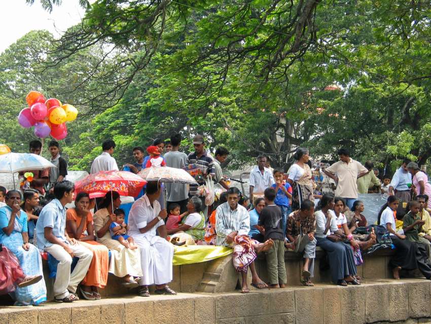Esala Kandy perahera bezoekers - Sri Lanka rondreis Singha reizen