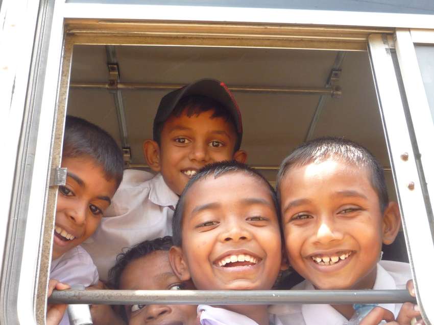 Ontmoeting onderweg met een bus met schoolkinderen in Sri Lanka