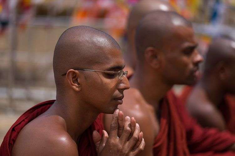 Mediterende monniken bij de tempel<br>